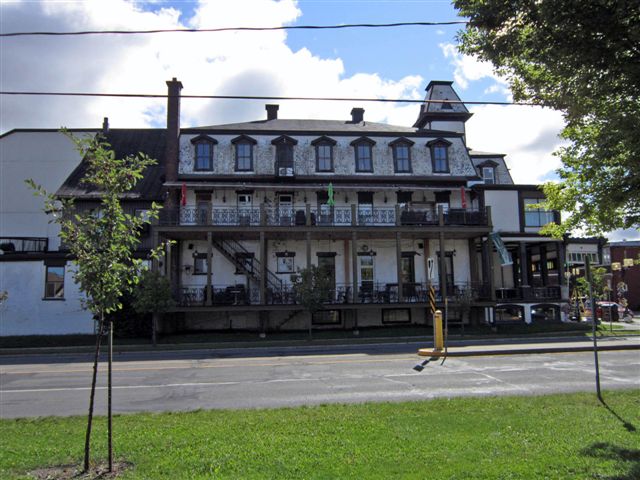 Hotel en kerk in Victoriaville